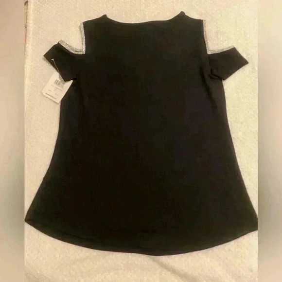 89th + Madison NWT black top with cold shoulders women’s size medium NWT - Picture 7 of 7